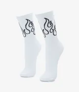 Par de medias blancas de caña media con diseño de llamas negras.