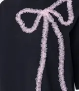 Camisón corto negro de algodón con cuello redondo, mangas cortas amplias y lazo de tule rosa en el pecho.