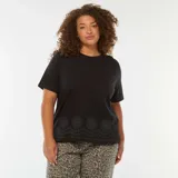 Camiseta negra de punto con cuello redondo y mangas cortas. Presenta un bordado con motivos florales en el bajo.