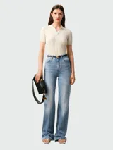 Pantalón de jean de tiro alto, color celeste claro con efecto desgastado y corte acampanado (wide leg).