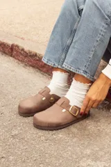 Zueco marrón de cuero con hebilla dorada ajustable y plantilla anatómica de corcho.