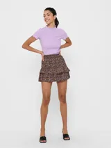 Camiseta de punto acanalado color lila, con cuello perkins con volados y mangas cortas.