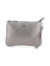 Cartera de mano tipo sobre, color plateado, con cierre superior y correa de muñeca extraíble.