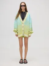 Cardigan tejido a rombos con degradé de tonos oníricos, cartera de botones y puños a juego.