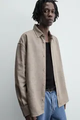 Camisa marrón claro de lino y viscosa, corte holgado, manga larga con puños abotonados y cierre frontal con botones.