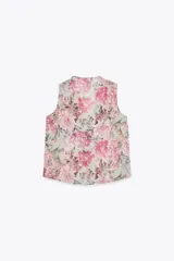 Camisa sin mangas con estampado floral en tonos rosados, escote en V y volantes en el mismo tejido.
