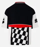 Camisa polo masculina de punto, corte boxy, con cuello con cremallera, manga corta y estampado estilo automovilismo con lettering.