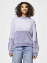 Sweater de punto suave con calce holgado y cuello redondo, a rayas horizontales en color lavanda y lila.