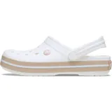 Zuecos Crocs Crocband™ color blanco hueso con una franja verde en la suela.