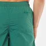 Short de baño verde con cordón ajustable en la cintura y bolsillos laterales.