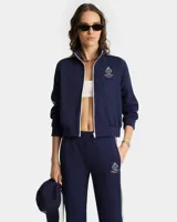 Campera deportiva azul marino con cierre frontal, cuello alto, puños y bajo acanalados. Presenta logo bordado en el pecho y detalle de rayas blancas en las mangas.