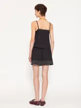 Short blanco con pequeños apliques brillantes.