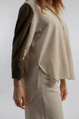 Camisa color beige con mangas largas color marrón.