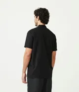 Camisa negra de algodón con corte slim, cuello mao, manga corta y abotonadura frontal.