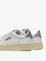 Zapatillas urbanas Autry Medalist Low para mujer, de cuero blanco con detalles en plateado en el talón y logo de la marca en el lateral.