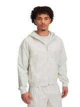Campera deportiva color gris claro, con capucha, cierre frontal y bolsillos laterales.