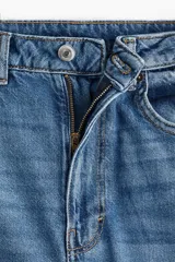 Pantalón de jean azul denim de corte ancho, tiro alto y cinco bolsillos.