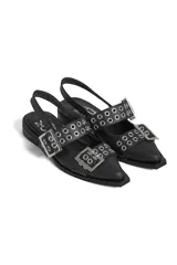 Chatas negras de cuero con punta cuadrada, dos tiras con hebillas plateadas y detalle de ojales metálicos.