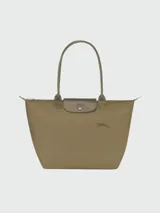 Bolso tote grande Longchamp modelo Le Pliage Green, color marrón chocolate, confeccionado en lona de nylon reciclado con detalles en cuero marrón y herrajes plateados.