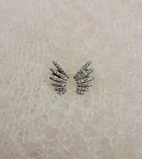 Par de aros plateados con forma de ala con incrustaciones de strass.