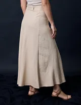 Falda larga color beige de lino y rayón, con pretina ancha, pasadores y cinturón con hebilla redonda. Marca Tahari.