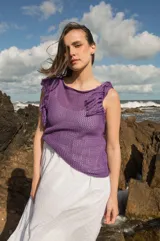 Musculosa color ladrillo de tejido calado con flecos en los hombros y cuello redondo.