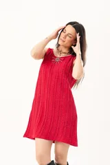 Vestido corto rojo tejido con lurex, escote bote y mangas sisa.