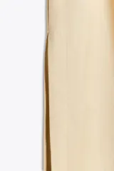 Vestido midi color beige con top blanco de cuello redondo y manga sisa con vivos negros a contraste. Cintura elástica y falda con aberturas laterales.