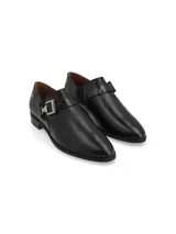 Zapato marrón de cuero liso con detalle de cuero croco en el talón. Tiene hebilla metálica lateral, elásticos laterales y taco bajo.