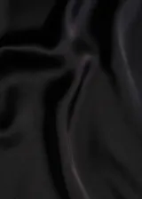 Falda midi negra de tejido satinado con goma elástica en la cintura.