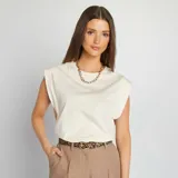 Camiseta blanca sin mangas con cuello redondo y hombreras marcadas.