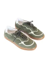 Championes de gamuza verde oliva con detalles en blanco y suela de goma color caramelo.