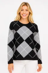 Sweater color crema con diseño de rombos en marrón y gris.