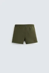 Bañador corto color verde militar confeccionado en tejido técnico. Cuenta con cintura elástica ajustable con cordón, bolsillos laterales, bolsillo trasero de vivo y forro interior.