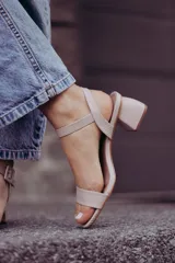 Sandalias de tacón bajo color beige con textura símil piel de serpiente. Tienen una tira delgada sobre los dedos y una pulsera con hebilla al tobillo.