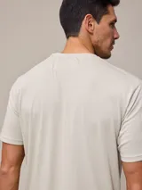 Remera azul marino de algodón con cuello redondo y logo bordado en el pecho.