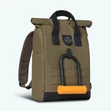 Mochila Cabaia modelo Explorer Grenoble, color verde oliva con detalles en negro. Cuenta con tapa enrollable, apertura superior y lateral, revestimiento impermeable, cremalleras AquaGuard, espumas traseras, bolsillo exterior para botella de agua, rayas reflectantes, compartimento para ordenador de hasta 16 pulgadas, hebilla de bloqueo magnético Fidlock, correa para el pecho y sistema MOLLE para bolsas intercambiables. Fabricada en poliéster reciclado.