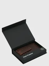 Billetera de cuero marrón con múltiples ranuras para tarjetas, compartimento para billetes con clip imantado y tecnología RFID.