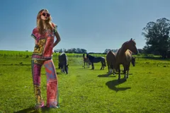 Remera de mangas cortas con escote en V y estampado multicolor con motivos ecuestres.