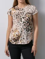 Remera de modal con estampado animal print, cuello redondo y mangas cortas.