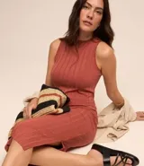 Vestido midi negro de punto acanalado, sin mangas y con cuello alto.