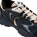 Championes Lacoste modelo L003 Neo, color negro con detalles en beige. Diseño con exterior de neopreno y malla, sistema de cordones intrincado, perforaciones llamativas y logo de Lacoste en el lateral.