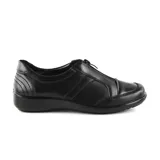 Zapato bajo de cuero negro con cierre de cremallera frontal.