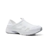Zapato tipo slip-on blanco, diseñado para enfermeras, con capellada de material sintético y paneles laterales de malla transpirable. Posee suela gruesa y amortiguada con detalles en gris claro.