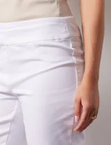 Pantalón capri blanco de algodón, marca Ruby Rd. Delantera con bolsillos simulados, trasera con bolsillos aplicados. Pretina ancha elastizada, corte recto Terminación de ruedo con aplique entrelazado.
