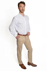Camisa de vestir rosada de lino y algodón, de manga larga y corte clásico.