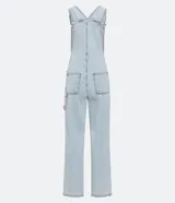 Mono largo de jeans celeste claro, con tirantes ajustables, bolsillo frontal con solapa y bolsillos laterales.