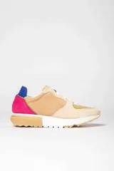 Zapatillas deportivas de gamuza color verde agua y fucsia, con detalles en naranja y suela gruesa blanca con base color caramelo.