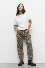 Pantalón de fit Barrel en animal print, con composición de algodón y elastano para mayor comodidad.