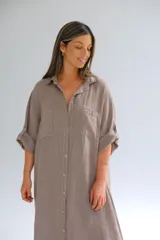 Camisola larga color visón, confeccionada en lino italiano, de corte fluido y mangas 3/4.